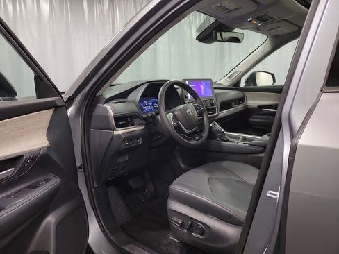 Used 2025 Toyota Grand Highlander AWD image 12