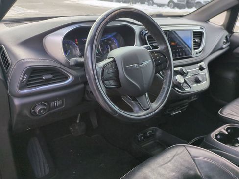 Used 2019 Chrysler Pacifica Limited w/ S Appearance Package image 2