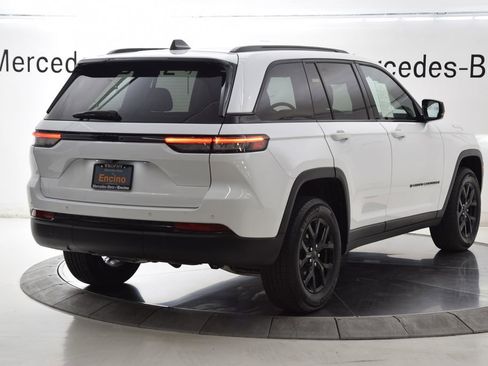 Used 2024 Jeep Grand Cherokee Altitude RWD image 5