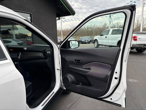 Used 2019 Nissan Kicks S image 13