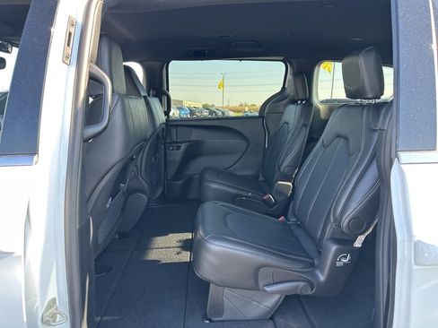New 2026 Chrysler Pacifica Select AWD/4WD image 24