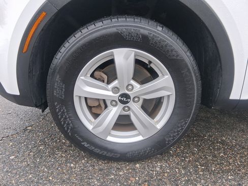 Certified 2023 Kia Sorento LX AWD/4WD image 12