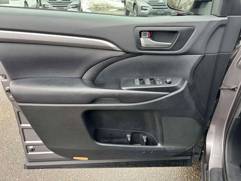 Used 2019 Toyota Highlander SE image 15