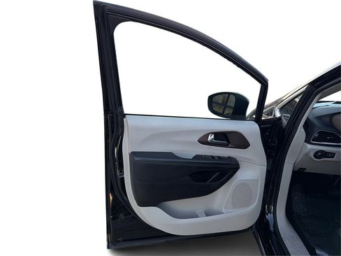 Used 2021 Chrysler Voyager Lxi image 20