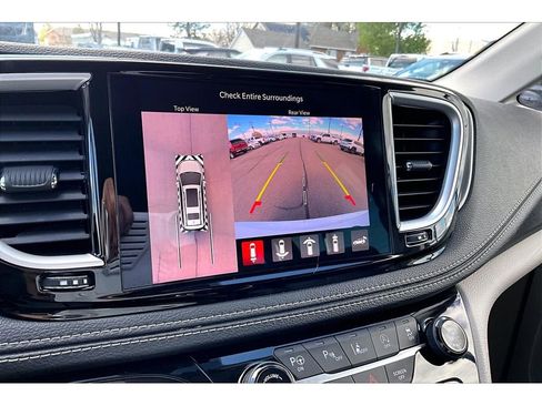 Used 2022 Chrysler Pacifica Touring-L w/ Uconnect Theater Family Group AWD/4WD image 12