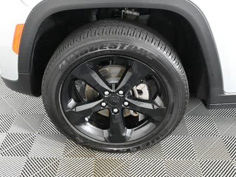 Used 2024 Jeep Grand Cherokee Altitude image 28