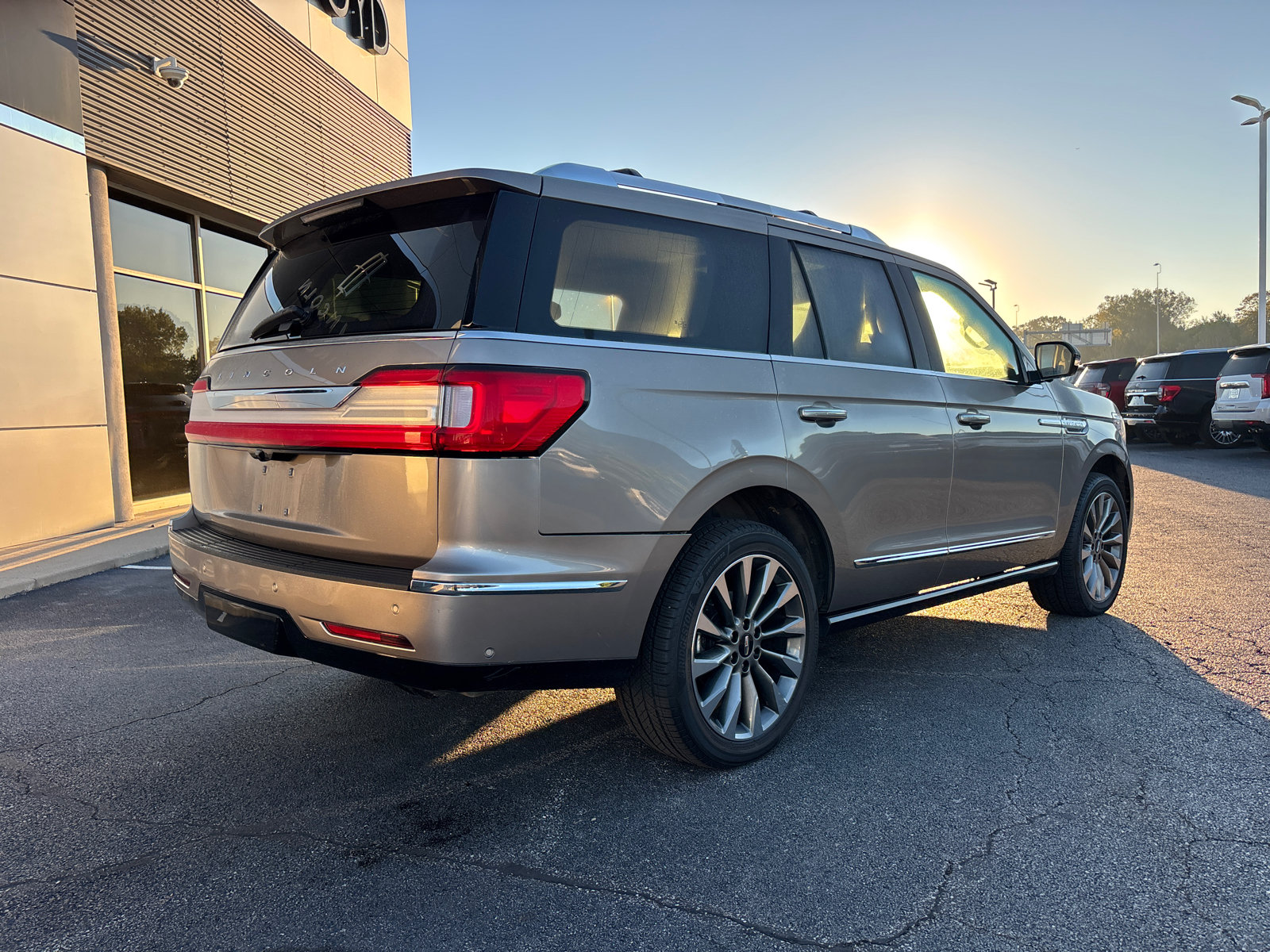 Certified 2020 Lincoln Navigator Reserve w/ Luxury Package AWD/4WD image 7