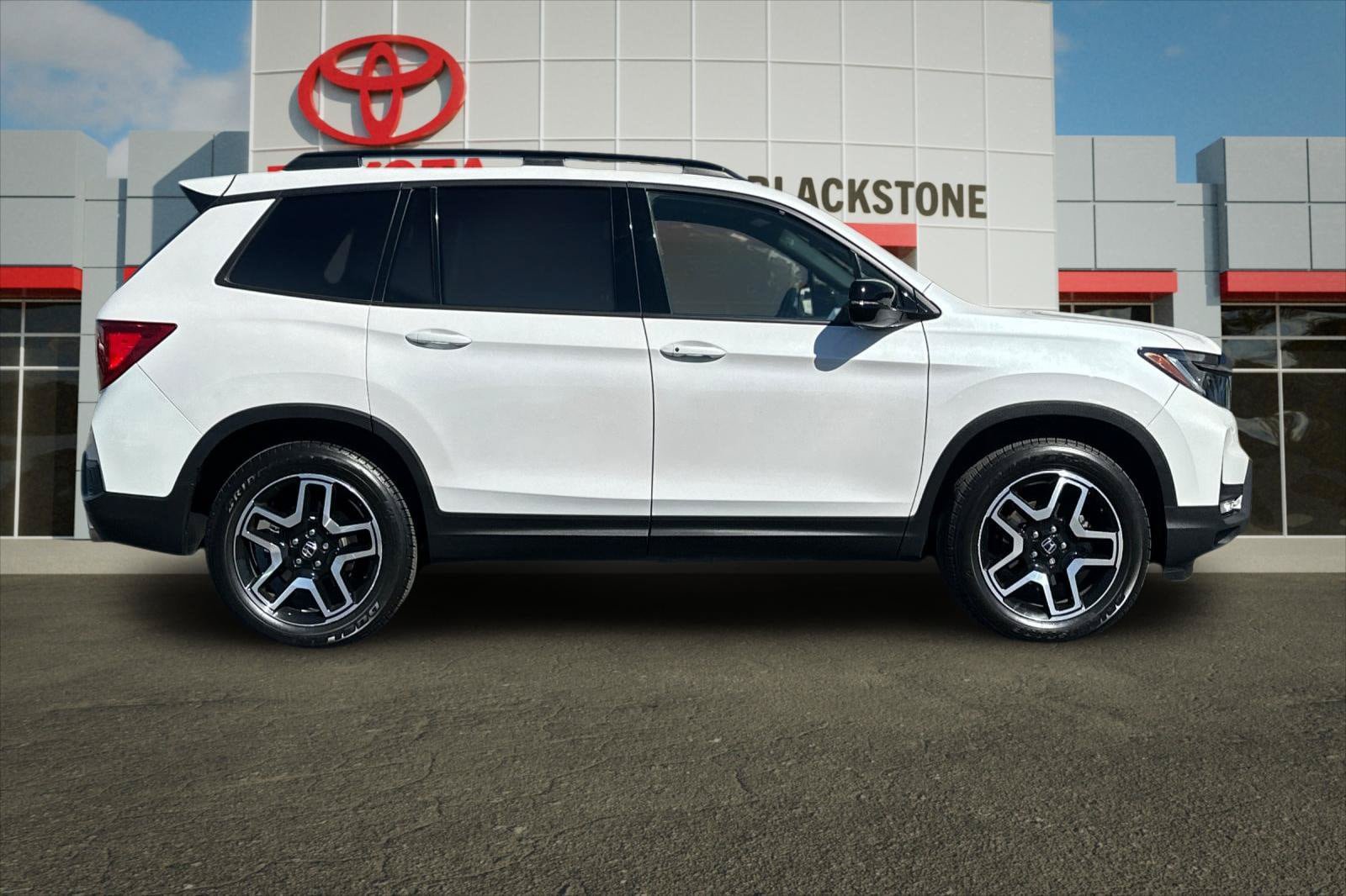 Used 2023 Honda Passport Elite image 2