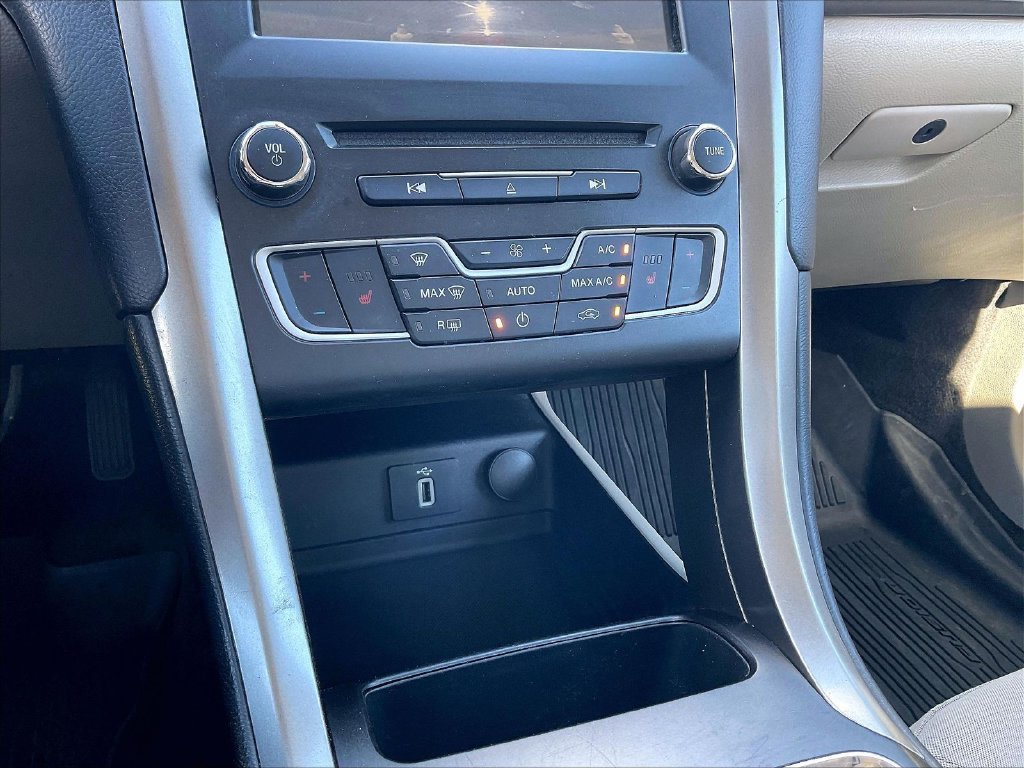 Used 2018 Ford Fusion SE w/ Fusion SE Technology Package FWD image 24