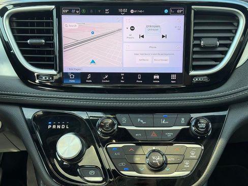 Used 2025 Chrysler Pacifica Limited FWD image 15