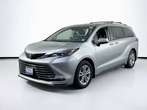 Used 2024 Toyota Sienna Platinum image 1