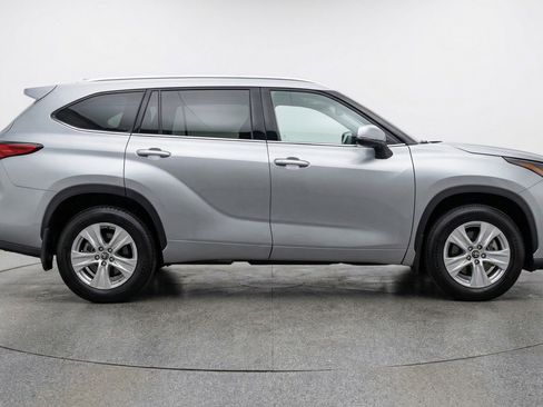 Used 2025 Toyota Highlander LE image 11
