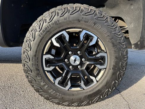 Used 2022 Chevrolet Silverado 1500 ZR2 w/ Technology Package image 9