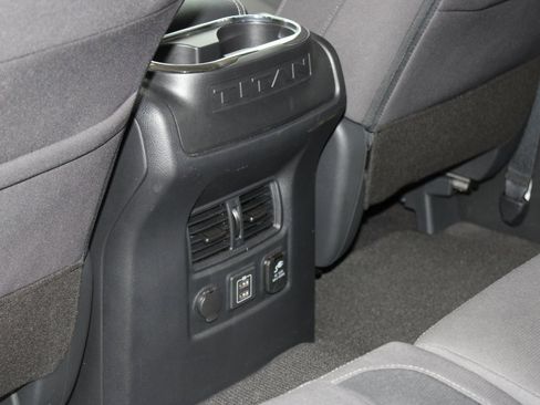 Used 2024 Nissan Titan SV w/ SV Convenience Package image 18