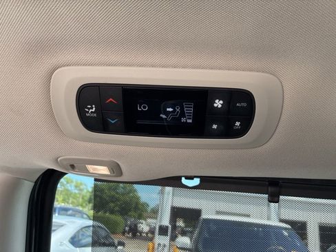 Used 2023 Chrysler Pacifica Limited FWD image 18