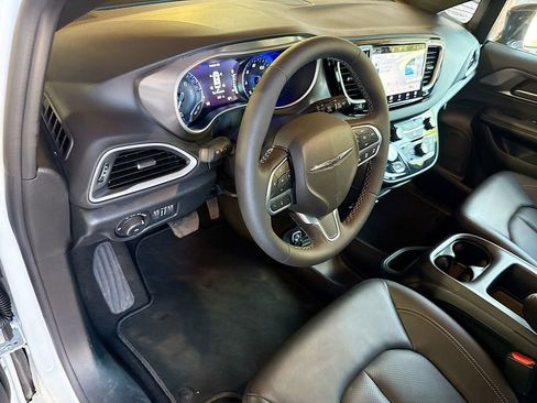Used 2026 Chrysler Pacifica Select FWD image 10
