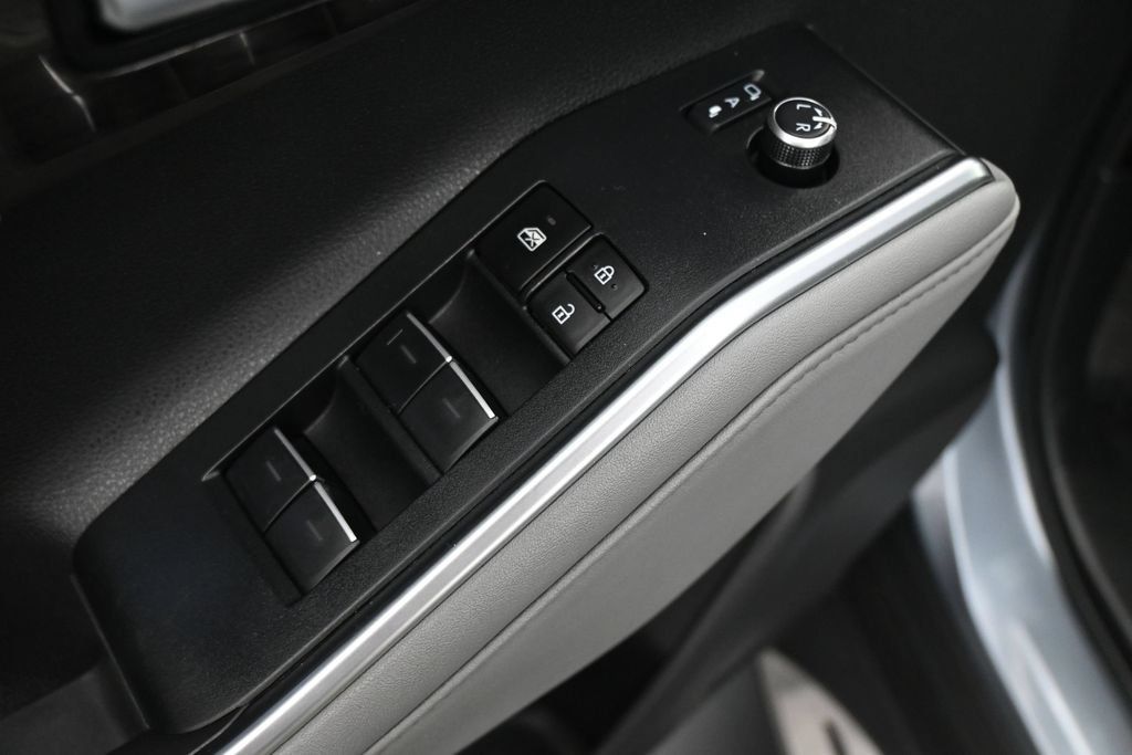 Used 2024 Toyota Highlander Limited FWD image 4