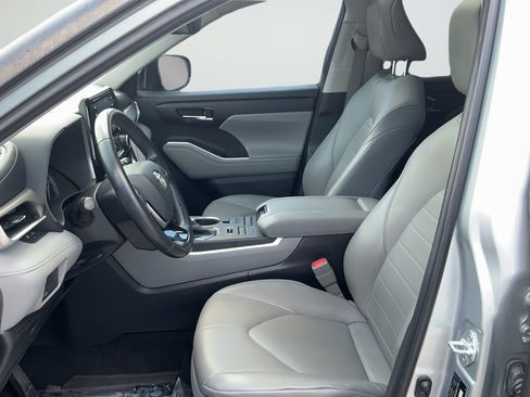 Used 2021 Toyota Highlander XLE AWD/4WD image 40