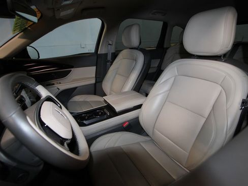 Used 2025 Lincoln Nautilus Premier image 4