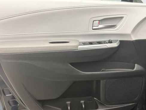 Used 2025 Toyota Sienna XLE AWD/4WD image 9
