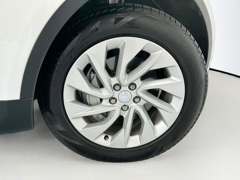 Certified 2025 Land Rover Discovery S AWD/4WD image 31