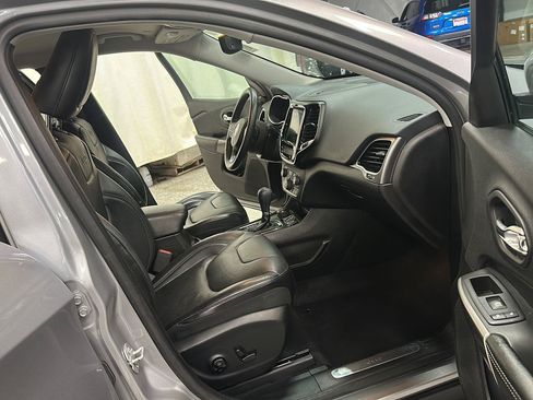 Used 2019 Jeep Cherokee Limited w/ Luxury Group AWD/4WD image 29