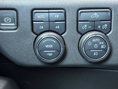Used 2023 Chevrolet Silverado 1500 RST AWD/4WD image 31