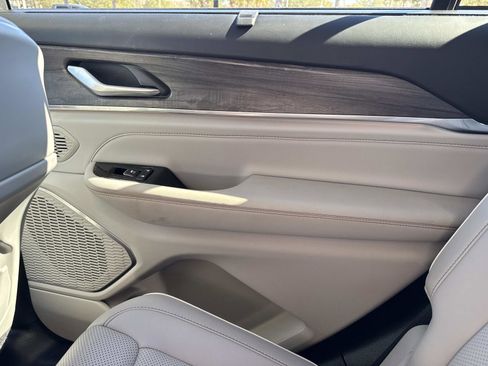 Used 2023 Jeep Grand Cherokee L Overland w/ Advanced Protech Group III image 15