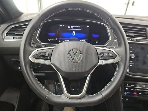 Used 2023 Volkswagen Tiguan SE w/ Panoramic Sunroof Package image 17