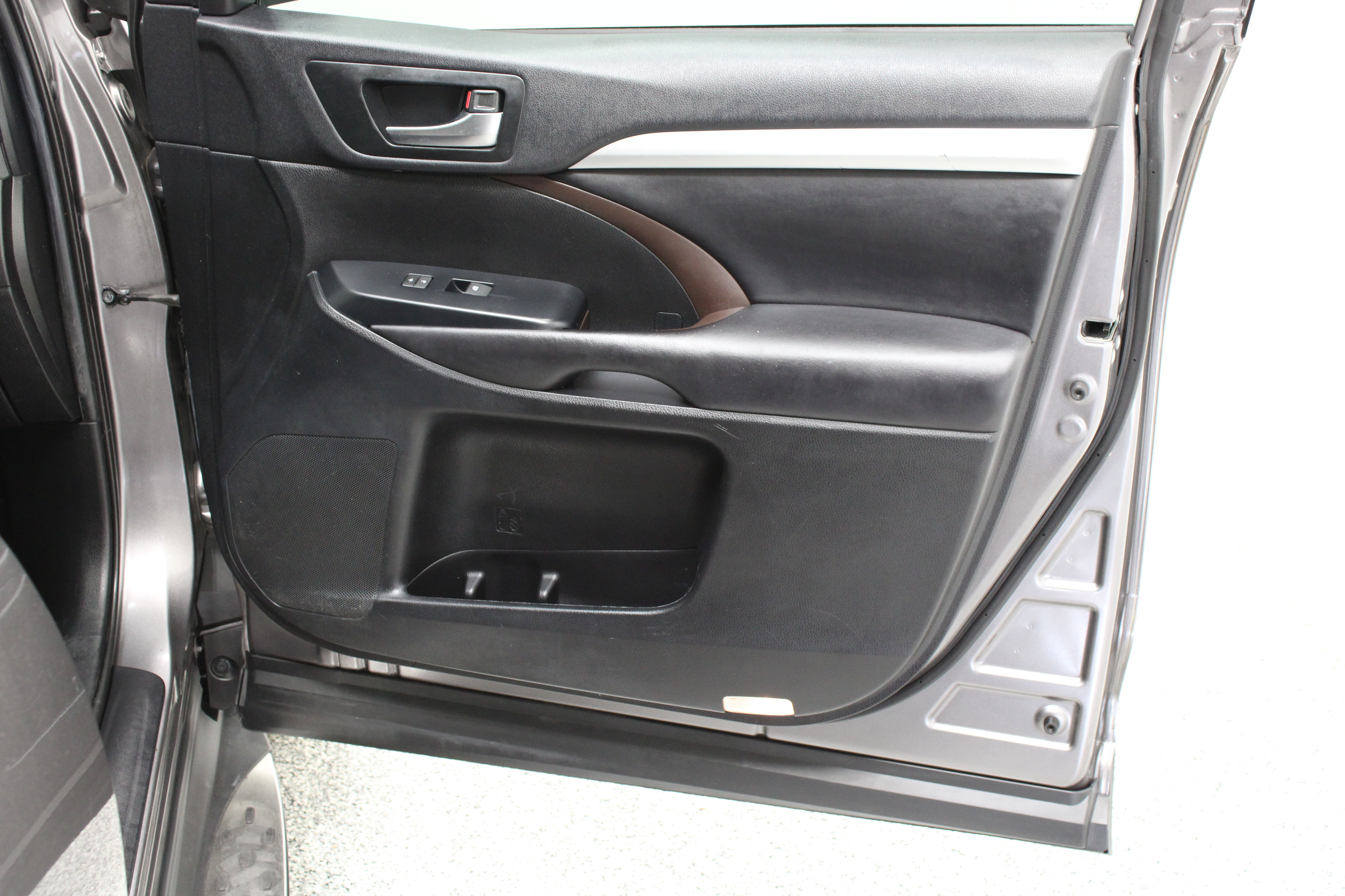 Used 2019 Toyota Highlander XLE FWD image 40
