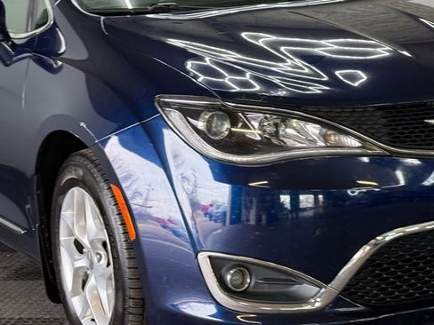 Used 2017 Chrysler Pacifica Touring-L w/ Tire & Wheel Group image 2