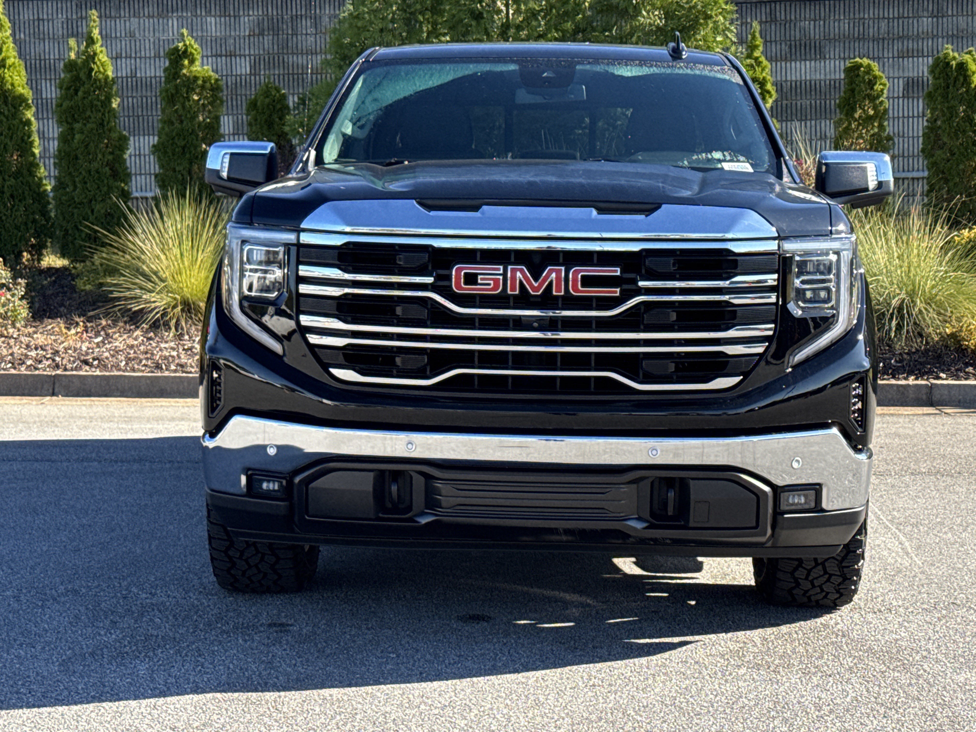 Used 2023 GMC Sierra 1500 SLT w/ SLT Premium Plus Package AWD/4WD image 3