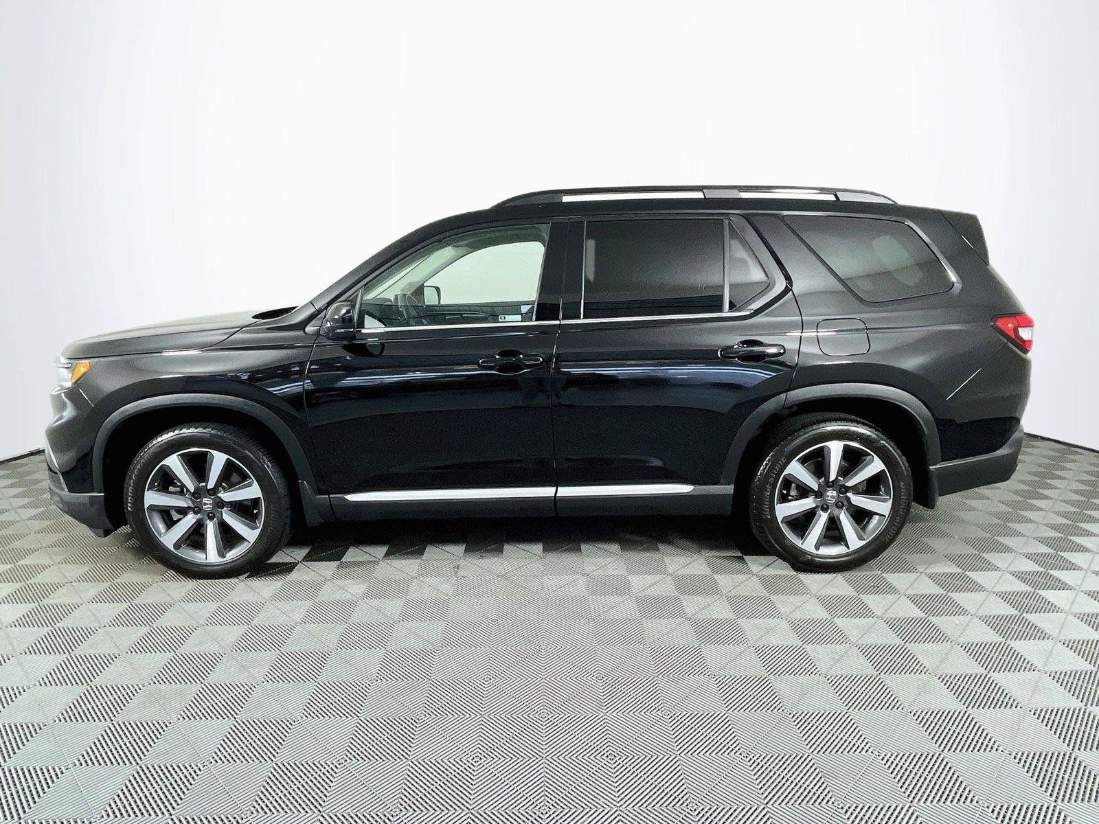 Certified 2025 Honda Pilot Touring image 4