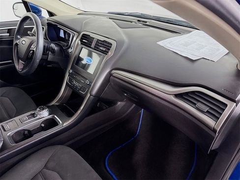 Used 2017 Ford Fusion SE w/ Fusion SE Technology Package image 26