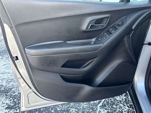 Used 2022 Chevrolet Trax LT w/ LT Convenience Package image 21