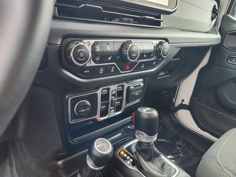 Used 2024 Jeep Wrangler Sahara image 15