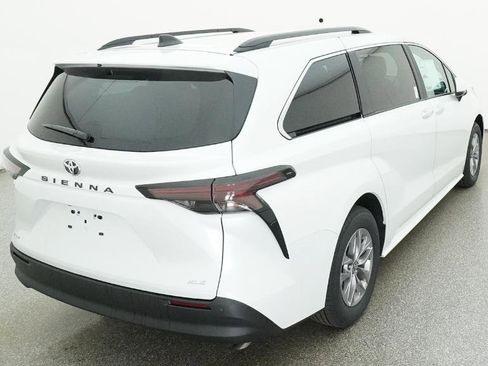 New 2026 Toyota Sienna XLE image 10
