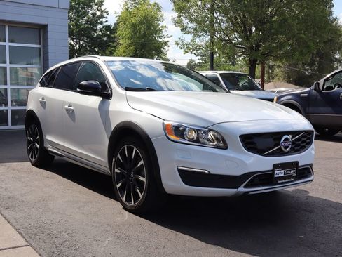 Used 2017 Volvo V60 T5 Cross Country Platinum w/ Climate Package AWD/4WD image 6