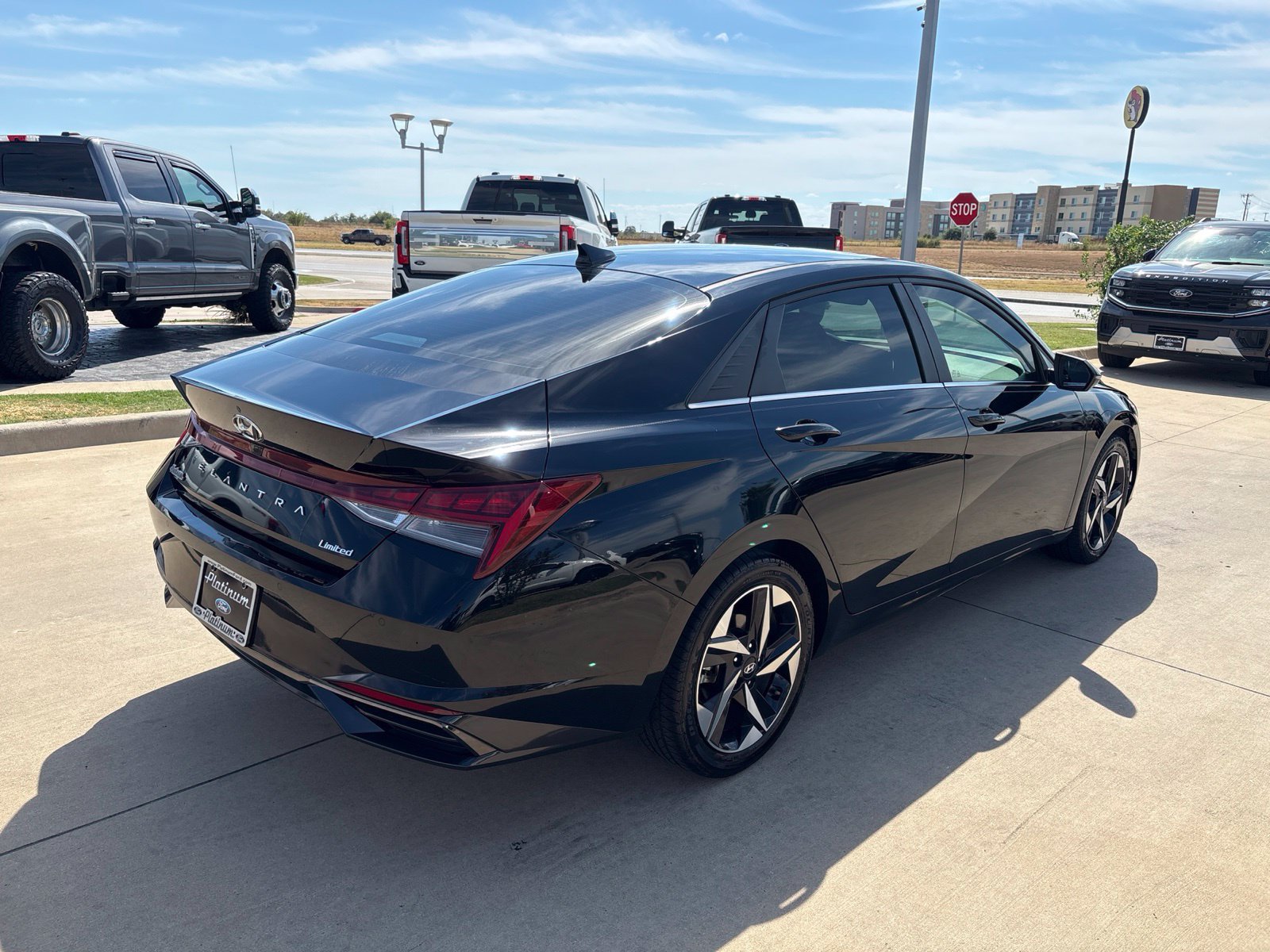 Used 2023 Hyundai Elantra Limited w/ Preferred Accessory Package FWD image 6