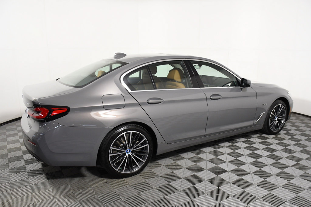 Used 2022 BMW 530e xDrive w/ Premium Package AWD/4WD image 7