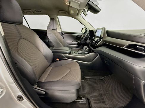 Used 2023 Toyota Highlander LE AWD/4WD image 29