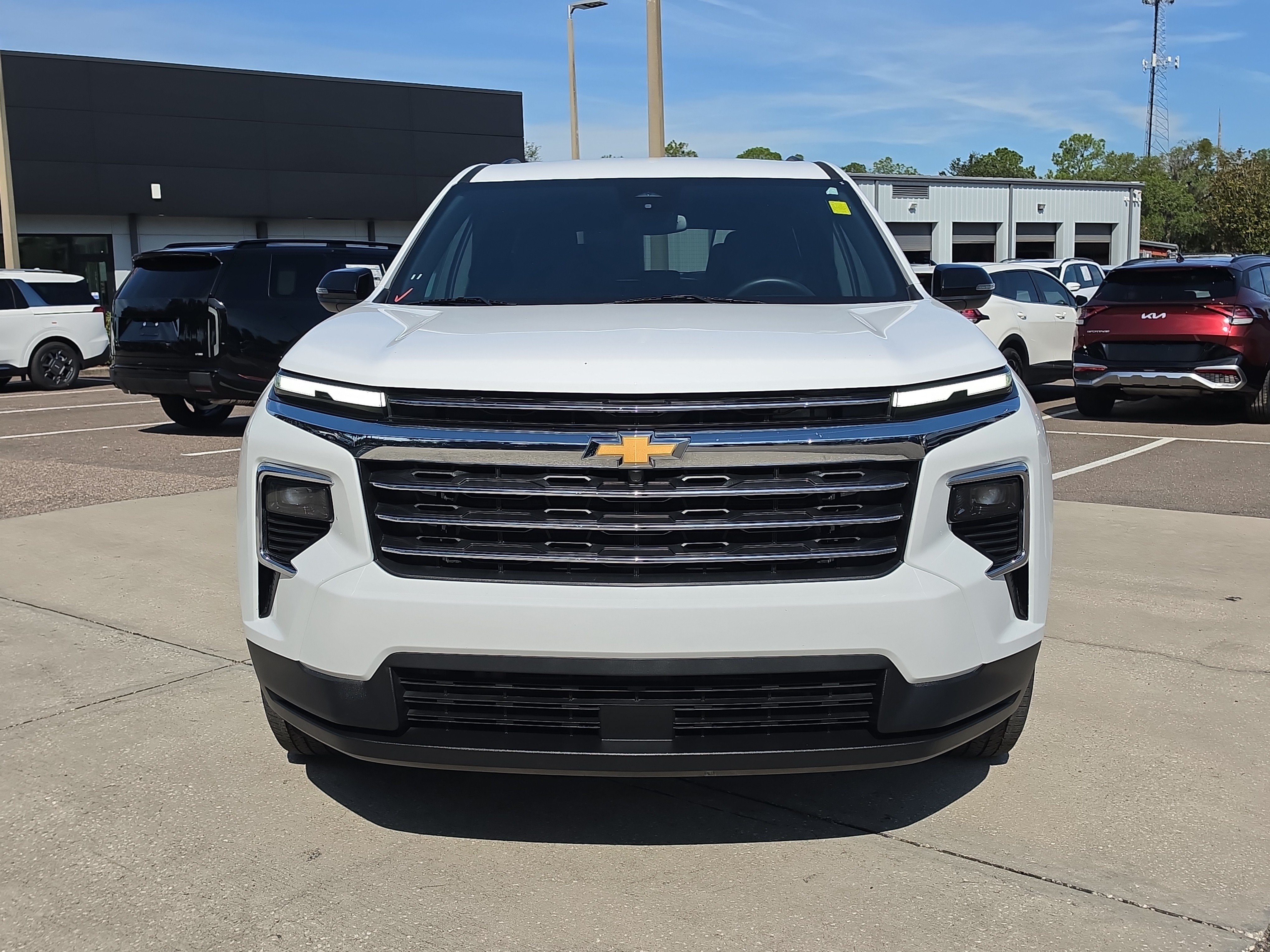 Used 2025 Chevrolet Traverse LT FWD image 3