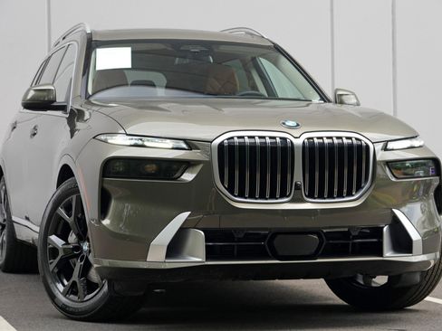 Used 2025 BMW X7 xDrive40i AWD/4WD image 4