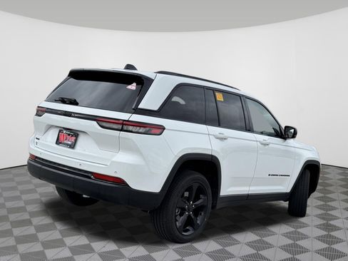 Used 2023 Jeep Grand Cherokee Altitude image 3