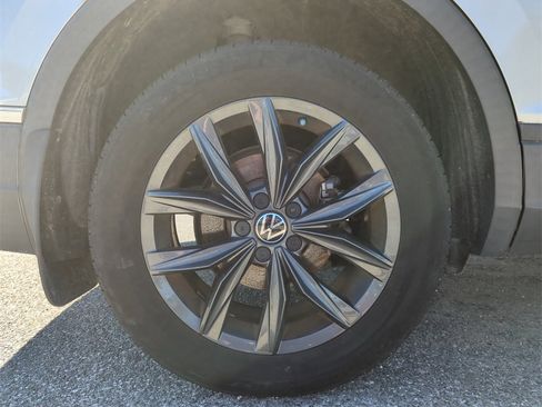 Used 2022 Volkswagen Tiguan SE image 41