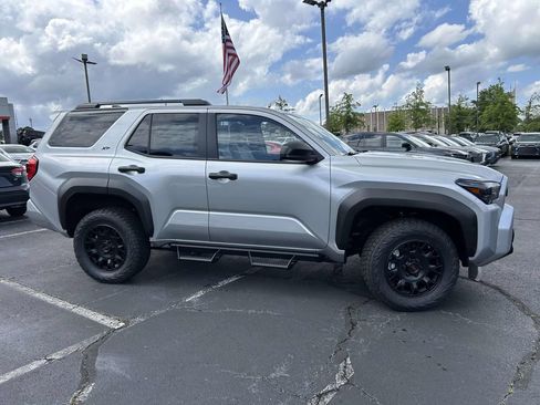 New 2026 Toyota 4Runner SR5 AWD/4WD image 2