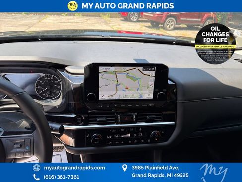 Used 2025 Nissan Pathfinder SL AWD/4WD image 19