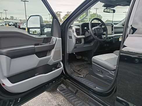 Used 2026 Ford F250 XLT w/ XLT Premium Package AWD/4WD image 3