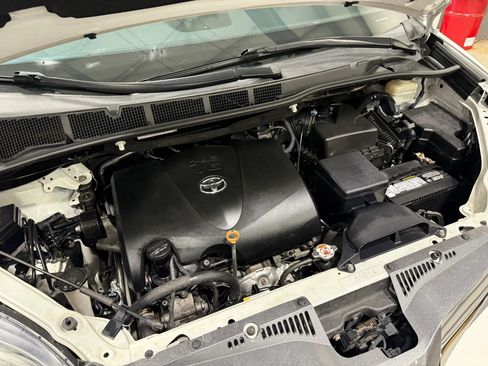 Used 2018 Toyota Sienna XLE w/ XLE Navigation Package FWD image 45