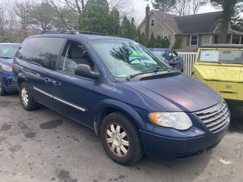 Used 2006 Chrysler Town & Country Touring image 5